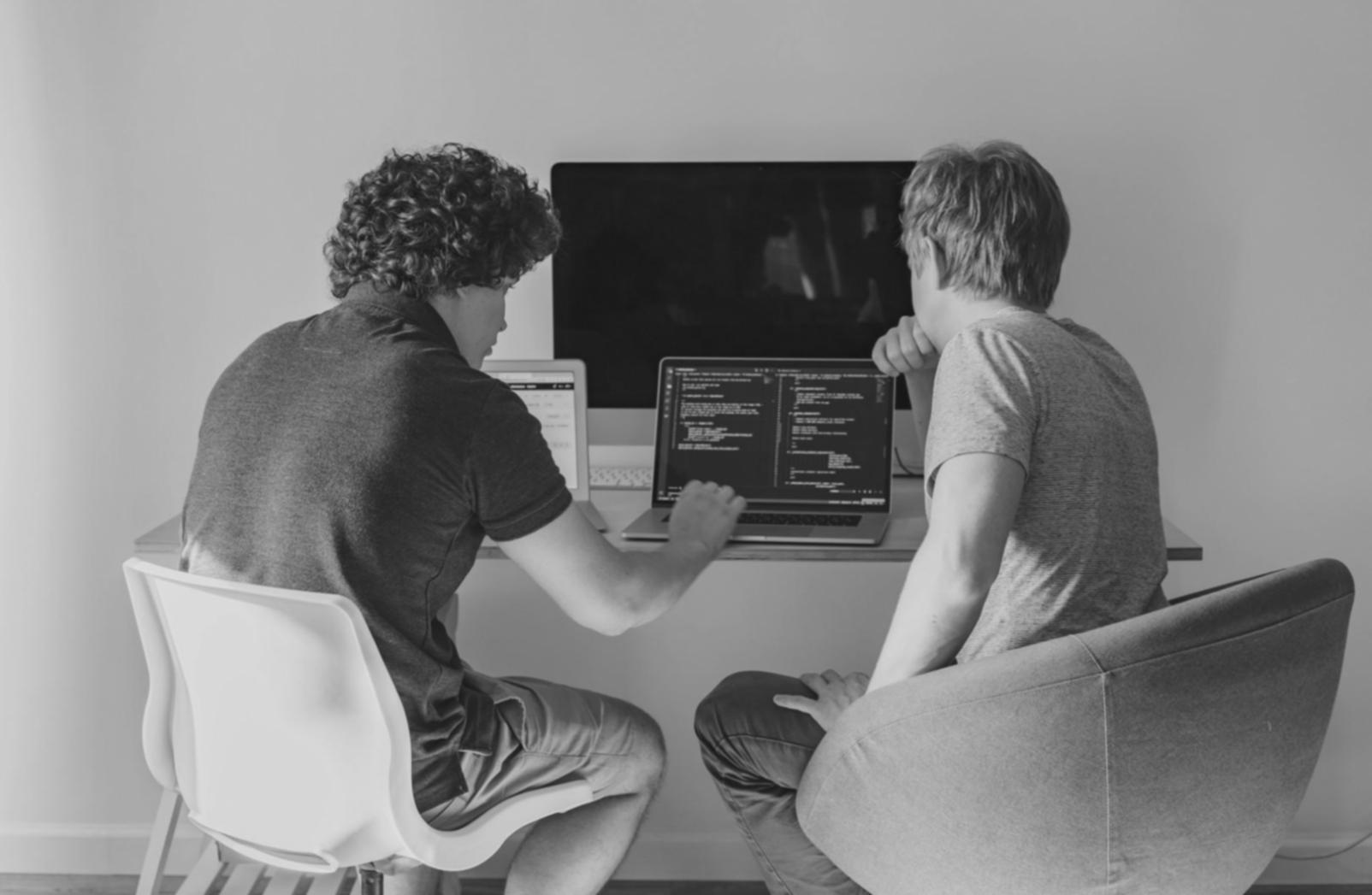 Team di ricerca che analizza modelli di intelligenza artificiale spiegabile